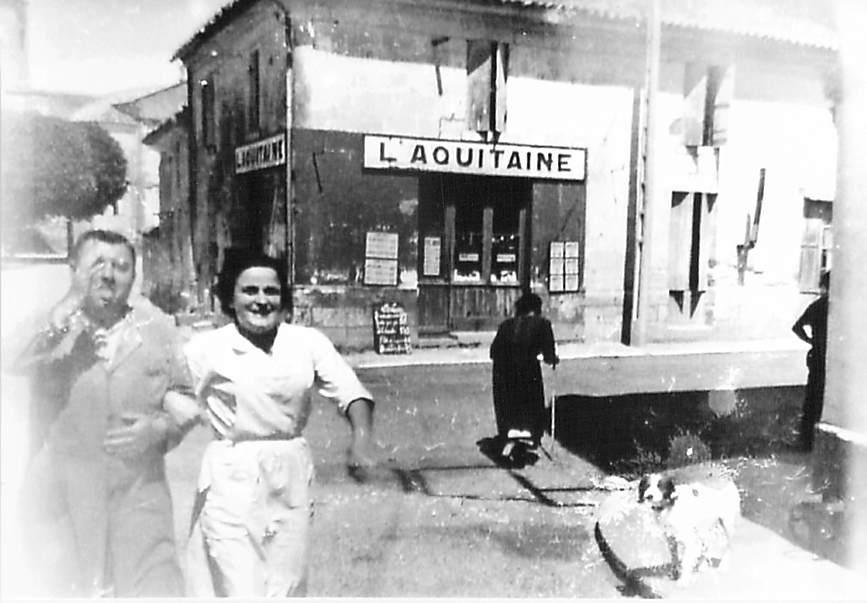 Devant l'épicerie «L'Aquitaine» (aujourd’hui le Crédit Agricole)