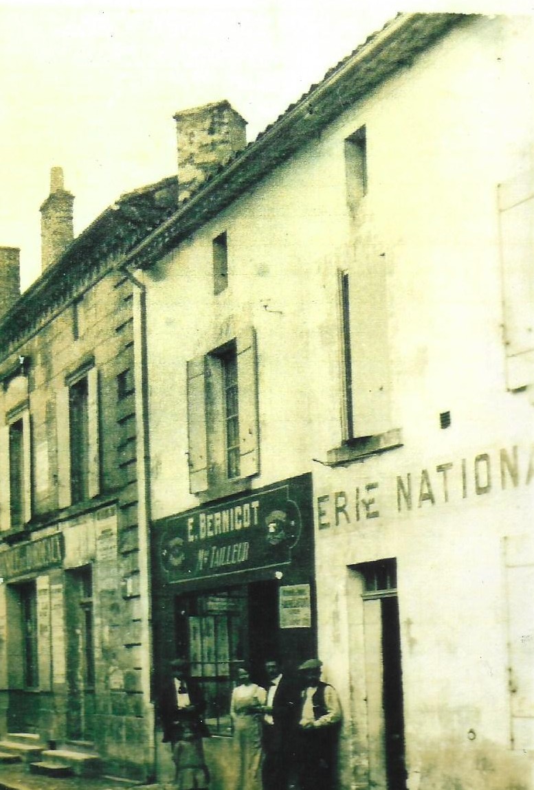 Sourires d’antan devant la boulangerie