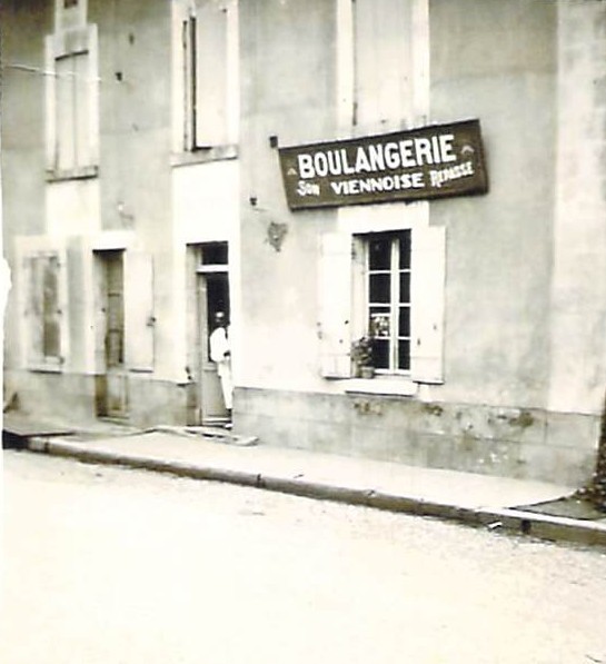 La boulangère et sa fille Maud devant la vitrine