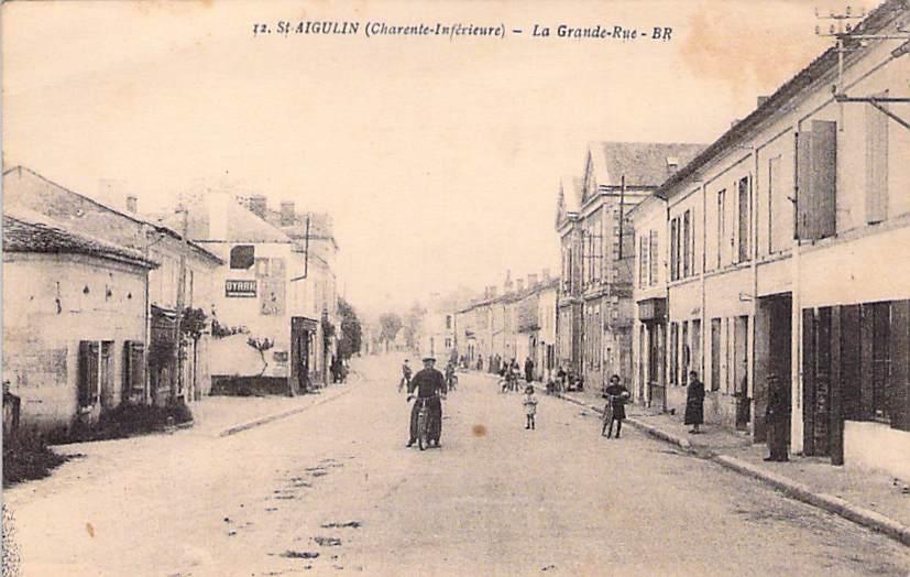 Le maréchal-ferrant en plein travail